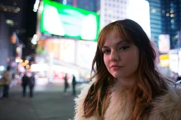 Die extrovertierte und Aufmerksamkeit liebende Sydney (Emily Meade) will als Spielerin bei Nerve Ruhm und Ehre erlangen, doch dann l&auml;uft ihr ihre sonst so sch&uuml;chterne beste Freundin Vee den Rang ab ...
