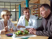 Kathrin Globisch (Andrea Kathrin Loewig, links) und Martin Stein (Bernhard Bettermann, Mitte) können es kaum glauben, dass ihr sturköpfiger Freund Roland Heilmann (Thomas Rühmann) eine Desensibilisierung machen möchte. So kann seine Familie den zugelaufenen Hund möglicherweise behalten.