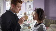 Maik (Daniel Donskoy) wird Frau Königs Tochter Lena (Laura Maria Heid) vorgestellt. Dass die beiden sich aber schon kennen, bleibt ein Geheimnis.