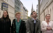 Nun ist klar, dass Simon der Vater von Waltrauds Baby und somit auch der Erbe des Vermögens von Josef ist. Er wird zum Besitzer eines Stundenhotels, das aber vorerst Maria bis zu Simons Volljährigkeit verwaltet. Im Bild v.l.n.r. Waltraud (Maria Köstlinger), Simon (Johannes Nussbaum), Georg (Jürgen Maurer), Maria (Gerti Drassl).