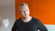 Dennis Bormann (Eddie Irle) macht sich schwere Vorwürfe: Er glaubt, dass er seinem Bruder Chris noch hätte helfen können, wenn er schneller den Krankenwagen gerufen hätte. Umso schockierter ist er, als er erfährt, dass Chris an einer gezielten Vergiftung gestorben ist. Wer tut seinem Bruder so etwas an?