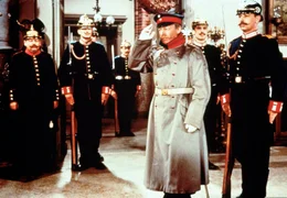 Wilhelm Voigt (Heinz R&uuml;hmann, 3. v. re.) hat mit zwei Gefreiten und 14 Mann das Rathaus von K&ouml;penick besetzt.