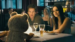 Als sie einen Heiratsantrag von John (Mark Wahlberg, l.) bekommt, ist sich Lori (Mila Kunis, r.) nicht sicher, ob sie sich wirklich ein Leben zu dritt, mit John und Johns Donner-Buddy Ted, vorstellen kann ...