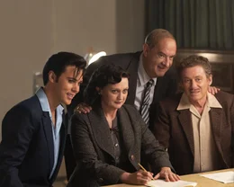 Elvis (Austin Butler, l.) und seine Eltern, Vernon (Richard Roxburgh, r.) und Gladys (Helen Thomson, 2.v.l.) unterschreiben f&uuml;r ihren Sohn einen Vertrag mit Manager Tom Parker (Tom Hanks, 2.v.r.).