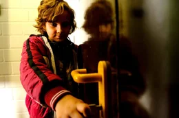 Thorben (Leo Pérez-Kallscheuer) schlie&szlig;t seine Mutter und seinen Lehrer im Klassenzimmer ein.