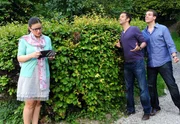 Xaver (Jan van Weyde, r.) inszeniert mit Nils (Florian Stadler, M.) ein Gespräch, bei dem Sibylle (Julia Mitrici, l.) seine echten Gefühle hören soll. Doch diese telefoniert und bekommt von Xavers Bemühungen gar nichts mit.