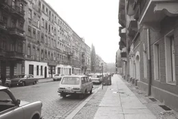 Die letzten Tage der ehemaligen DDR. Der Verkehr ruht, der Osten liegt still da: eine Welt grau in grau, wo nicht nur den H&auml;usern und Automobilen anzumerken ist, dass sie in die Jahre gekommen sind. Bald wird es die Menschen auf die Stra&szlig;en ziehen und, nach dem Fall der Mauer, in den Westen.