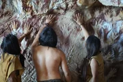 In der Cueva de las Manos, der Höhle der Hände, in Süd-Argentinien wurden neben anderen Malereien unzählige Handabdrücke von Menschen gefunden. Diese Höhlenmalerei wird auf 7000 bis 1000 vor Christus datiert.