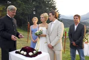 Dank Martins (Hans Sigl, re.) Einsatz findet die Hochzeit zwischen Marja (Denise Zich, mi.) und Sebastian (Leander Lichti, 2.v.re.) doch noch statt. Susanne (Natalie O'Hara, 2.v.li.) und Martin springen als Trauzeugen ein. Als ehemaliger zweiter Bürgermeister von Ellmau traut Roman (Siegfried Rauch, li.) das Paar.