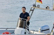 Frank van Dijk (Niklas Osterloh) f&auml;hrt mit der WSP-2 auf den Anleger des Jetskisverleihs.