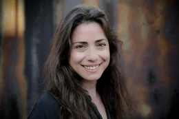 Regisseurin Ceyda Torun begleitet in dem Dokumentarfilm "Kedi - Von Katzen und Menschen" sieben Katzen durch ihren Alltag.  +++ Die Verwendung des sendungsbezogenen Materials ist nur mit dem Hinweis und Verlinkung auf RTL+ gestattet. +++