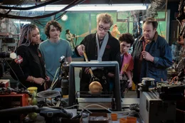 L-R: Celeste O'Connor als Lucky, Finn Wolfhard als Trevor Spengler, James Acaster als Lars, Logan Kim als Podcast, Dan Aykroyd als Ray Stantz.