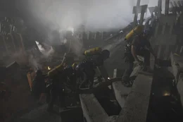 Die Rettungstrupps ersuchen verzweifelt, die Verletzten und Toten aus den Tr&uuml;mmern zu bergen, doch dann passiert etwas Schreckliches ...