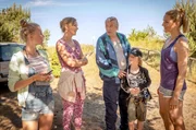 Nora (Tanja Wedhorn, re.) und Herr Kubatsky (Michael Kind) versuchen Tims (Frederik Stein) Mutter Sandra (Milena Dreissig) und seine Schwester Naomie (Louise Sophie Arnold) auf Tims Gesundheitsprobleme anzusprechen.