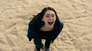 Evelin (Emily Kusche) will um jeden Preis von der Insel weg.