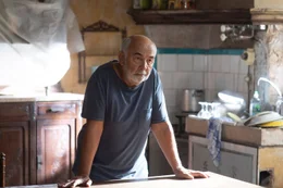 Unter dem Vorwand, pleite zu sein, zieht der Million&auml;r Francis Bartek (G&eacute;rard Jugnot) mit seinen verw&ouml;hnten Kindern in sein bauf&auml;lliges und leerstehendes Elternhaus bei Marseille.