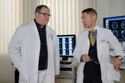 Dr. Kaminski (Udo Schenk, re.) st&ouml;&szlig;t der junge, unsympathische Naseweis, den er gerade gemeinsam mit Hans-Peter Brenner (Michael Trischan, li.) behandelt, geh&ouml;rig auf. Noch dazu scheint er irgendetwas zu verbergen - mit 24 Jahren bekommt man im Normalfall nicht einfach so Nierensteine.