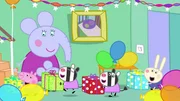Peppa und ihre Freunde helfen beim Kindergeburtstag von Edmund Elefant, bei dem auch George Wutz (l.) und der kleine Linus L&ouml;ffel (r.) eingeladen sind.