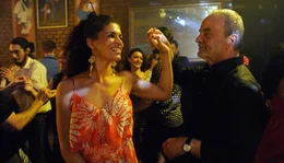 Durch Esperanza (Isabelle Redfern) erwacht bei Clemens (Walter Kreyer) die Freude am Salsa.
