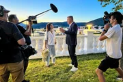 Mona Vetsch und Fehmi Fetahi bei den Dreharbeiten auf der Vali Ranch in Gjilan Mona Vetsch und Fehmi Fetahi bei den Dreharbeiten auf der Vali Ranch in Gjilan