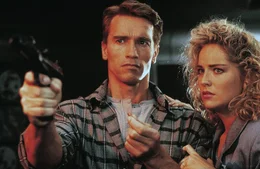 L-R: Doug (Arnold Schwarzenegger) und Lori (Sharon Stone)