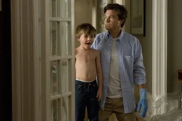 Wally Mars (Jason Bateman, r.)
