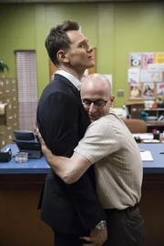 Dean Pelton (Jim Rash, r.) vermutet, dass Jeff (Joel McHale, l.) ans Greendale zur&uuml;ckgekehrt ist, um das College zu retten. Doch Jeff hat einen ganz anderen Grund f&uuml;r seine R&uuml;ckkehr ...