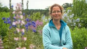 Heute sind die Frauen zu Gast bei Susanne Behmenburg aus Oberbayern. Die 37-Jährige ist gelernte Staudengärtnerin und studierte Landschaftsarchitektin. Neben Stauden gibt es auf dem Hof im Landkreis Weilheim-Schongau auch Kräuter, Gemüsepflanzen, Erdbeeren und Heidelbeeren zu kaufen. Susannes Vater kümmert sich um drei Herden Rotwild und die hofeigene Imkerei. Susanne ist Mutter einer 7jährigen Tochter.