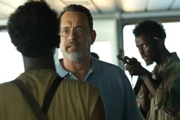 Captain Richard Phillips (Tom Hanks, M.) in einem spannenden Aktion-Drama