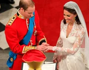 Sie gilt als der schönste Tag im Leben: die Hochzeit. Vor allem royale Eheschließungen faszinieren. Als sich "William und Kate" das Ja-Wort geben, schauen rund 2 Milliarden Menschen weltweit zu. "Terra X History" spürt dem "Mythos Hochzeit" nach.