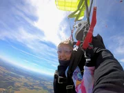 Cynthia bei ihrem Fallschirmsprung