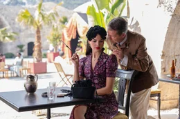 Marjorie Stewart (Eiza Gonz&aacute;lez, l.); Heinrich Luhr (Tl Schweiger, r.)