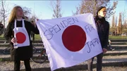 Das Jahr 2011 – Berlin ist Papst, Eisbär Knut stirbt, die Fukushima-Katastrophe treibt in Berlin die Menschen gegen Atomkraft auf die Straße und löst gleichzeitig große Anteilnahme mit Japan aus. Die Berlin-Chronik der Superlative. - Solidarität mit Japan.