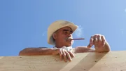 Marty Raney nimmt eine schnelle Zigarette mit, während er eine Hütte baut. Marty Raney nimmt eine schnelle Zigarette mit, während er eine Hütte baut.