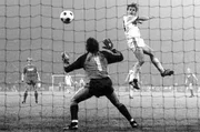 Schalke 04 traf im DFB-Pokal-Halbfinale auf den Favoriten Bayern München: ein Fußball-Krimi und die Sternstunde für den 18-jährigen Olaf Thon (r, Schalke 04), der gegen Torwart Jean Marie Pfaff (Bayern München) das 3:3 per Kopfball erzielte.