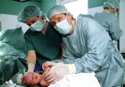 Dr. Stefan Frank (Sigmar Solbach, re.) muss sein ganzes medizinisches Können aufbieten, um das Leben seiner Patientin und das der Zwillinge zu retten (li. Komparsin). Für eines der Babys kommt jedoch jede Hilfe zu spät...