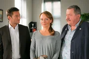 Die Cops Hansen (Igor Jeftic, l.) und Hofer (Joseph Hannesschläger, r.) verdächtigen Nicolette Scheuner (Jo Kern), die eine Affäre mit dem Opfer hatte.
