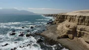 Die Klippen in La Portada, Chile, erzählen viel über die Geschichte der Anden. Hier sind die Folgen von Erdbeben und Anhebungen der Küste gut an den hochgeschobenen marinen Gesteinen zu erkennen. Die Klippen in La Portada, Chile, erzählen viel über die Geschichte der Anden. Hier sind die Folgen von Erdbeben und Anhebungen der Küste gut an den hochgeschobenen marinen Gesteinen zu erkennen.