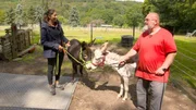 Michael Pitsch bereitet sich mit Tiertherapeutin Sabrina Alexander auf einen Esel-Parcours vor.