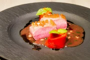 „Lammsattel mit Sauce bordelaise, Paprika & Sardelle“ von Andreas Döllerer.