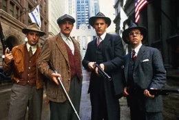 Oscar Wallace (Charles Martin Smith, r.), Eliot Ness (Kevin Costner, 2.v.r.), Jim Malone (Sean Connery, 2.v.l.) und George Stone (Andy Garcia, l.) sind entschlossen, den Kampf gegen Al Capone aufzunehmen ...