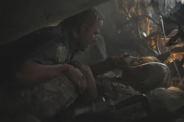 Begraben unter schier undurchdringlichen Betonbrocken harren die schwer verletzten Polizisten John McLoughlin (Nicolas Cage, l.) und Will Jimeno (Michael Pena, l.) aus und k&auml;mpfen gemeinsam gegen die drohende Bewusstlosigkeit, die den sicheren Tod bedeuten w&uuml;rde ....