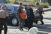 Delko (Adam Rodriguez, M.l.) und Horatio (David Caruso, M.r.) k&uuml;mmern sich um Sam (Taylor Cole, M.), die Vogels Plan mit einem absichtlich verursachten Autounfall durchkreuzt hat und dabei schwer verletzt wurde...
