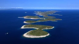 Urlaubsidylle im Adriatischen Meer: Die "H&ouml;lleninseln" vor Hvar locken mit himmlischen Buchten.