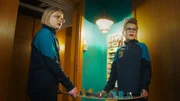 Becky (Ingrid Olivia Bjerknes, l.) und Uno (Nils Peder Vassnes, r.) spielen ein episches Brettspiel. Doch keiner von beiden will das Spielbrett aus Angst vor unbemerkten Schummeleien aus den Augen lassen.