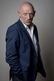 Joe Bausch kennt sich mit Verbrechern aus wie kaum ein anderer. Der 62-jährige Schauspieler, Drehbuchautor und studierter Mediziner arbeitet seit 30 Jahren als Gefängnisarzt. Viele seiner Patienten in der Justizvollzugsanstalt sind Mörder und Schwerverbrecher ...