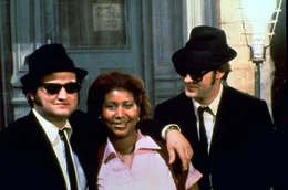 Jake (John Belushi, l.) und sein Bruder Elwood (Dan Aykroyd, r.) besuchen das Waisenhaus, in dem sie aufgewachsen sind. Die Mutter Oberin klagt ihnen ihr Leid, sie m&uuml;sse 5.000 Dollar bezahlen, ansonsten wolle die Kirche das Waisenhaus schlie&szlig;en ...