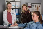Julia (Mirka Pigulla, links) verarztet Finjas (Tara Fischer, rechts) Hand. Doch die junge Frau scheint etwas vor Ihrer Mutter (Karolina Lodyga) zu verbergen ...