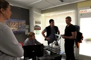 Das Team der Bergrettung bespricht den neuen Einsatz. Bea Kleinert (Paula Paul, l.), Toni Stössl (Martin Klempnow, 2.v.l.), Tobias Herbrechter (Markus Brandl, 2.v.r.), Andreas Marthaler (Martin Gruber, r.).