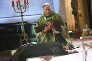 Der Priester (Don Baldaramos, r.) versteht die Welt nicht mehr, als ein ihm v&ouml;llig unbekannter Mann (Chris Andrew Ciulla, l.) in die Kirche getaumelt kommt und ihm einen S&auml;ugling in die Arme legt, bevor er tot zusammenbricht ...